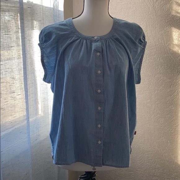 Light Blue Levi’s, cap sleeved top. NWT 🌼 - Picture 3 of 8
